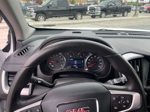 Used 2024 GMC Terrain SLE image 34