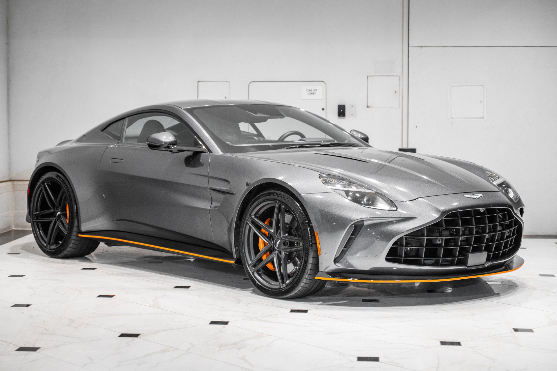 Used 2025 Aston Martin V8 Vantage Coupe RWD image 1