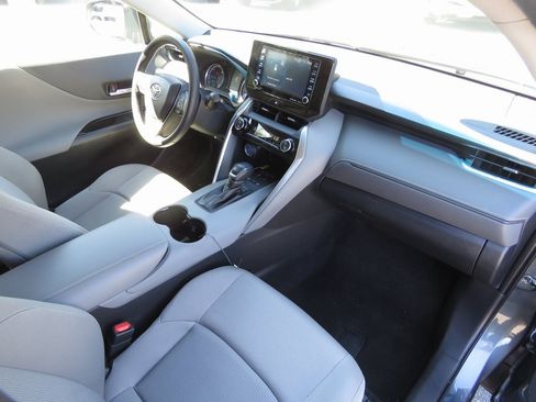 Used 2022 Toyota Venza LE image 15