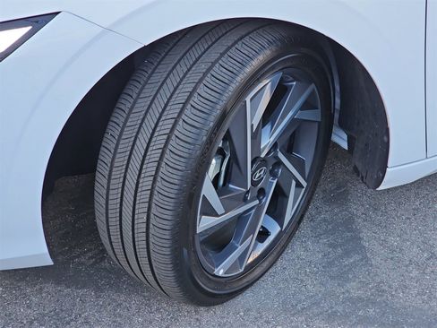 Certified 2025 Hyundai Elantra Limited image 33