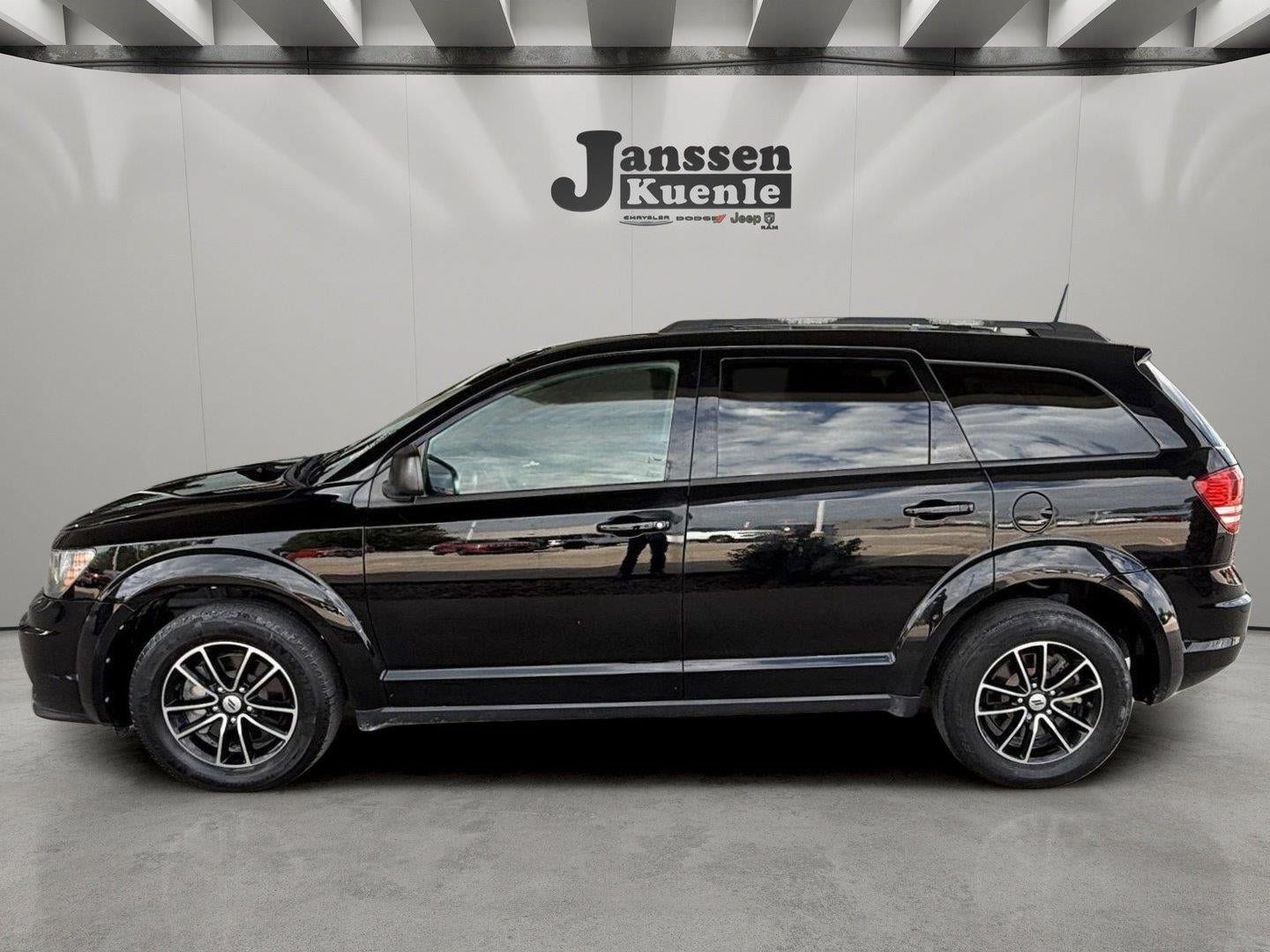 Used 2018 Dodge Journey SE w/ Blacktop Package FWD image 1