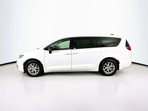 Used 2024 Chrysler Pacifica Touring-L image 4