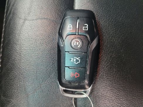 Used 2016 Ford Explorer XLT w/ Equipment Group 202A AWD/4WD image 32