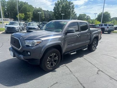 Used 2017 Toyota Tacoma SR AWD/4WD image 4