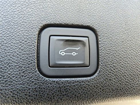 Used 2025 Cadillac XT6 Premium Luxury image 25