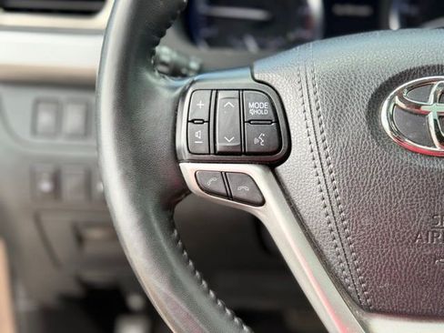 Used 2019 Toyota Highlander Limited FWD image 29