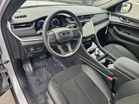 New 2025 Jeep Grand Cherokee L Altitude image 2