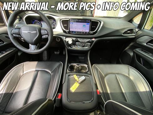 Used 2025 Chrysler Pacifica Limited FWD image 4
