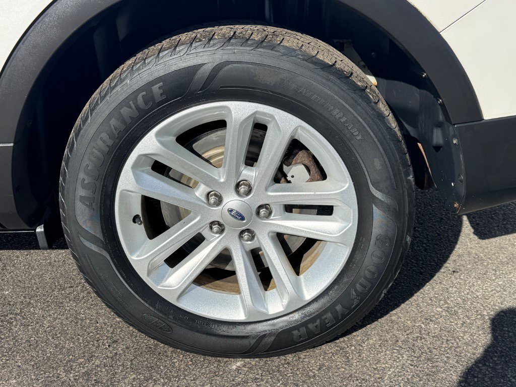 Used 2015 Ford Explorer XLT w/ Equipment Group 202B AWD/4WD image 8