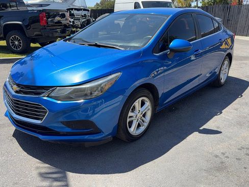 Used 2017 Chevrolet Cruze LT w/ Convenience Package FWD image 4