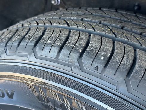 Used 2024 Toyota Highlander XLE image 48