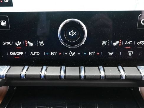 Used 2025 GMC Yukon XL Denali AWD/4WD image 23