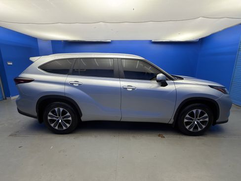 Used 2024 Toyota Highlander XLE image 8