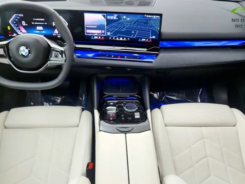 Used 2025 BMW 540i xDrive AWD/4WD image 45