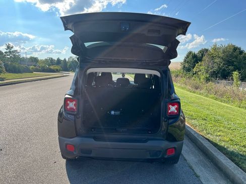 Used 2018 Jeep Renegade Altitude FWD image 11