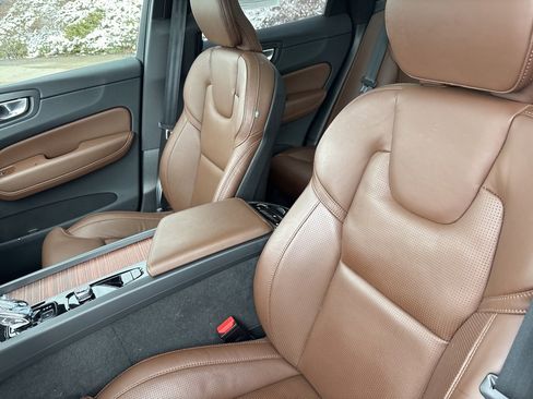 Certified 2024 Volvo XC60 B5 Ultimate w/ Protection Package Premier image 18