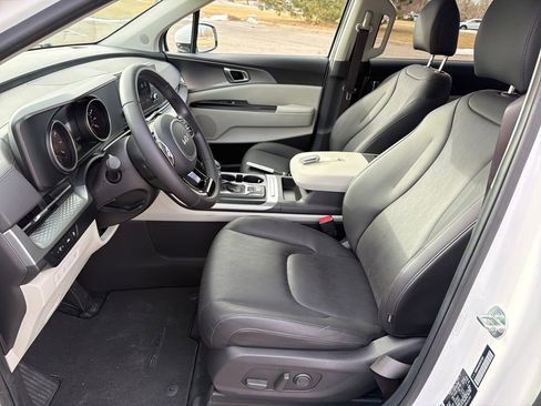 Used 2024 Kia Carnival LX image 10