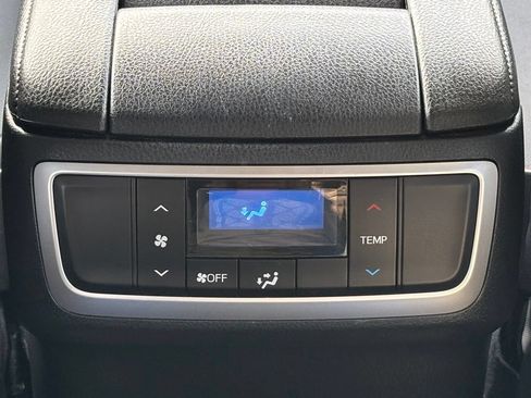 Used 2019 Toyota Highlander LE AWD/4WD image 19