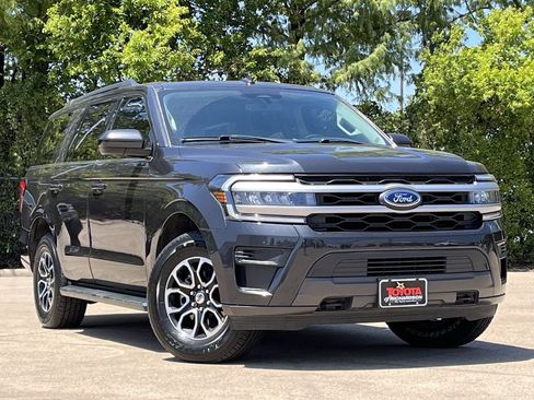 Used 2022 Ford Expedition XLT AWD/4WD image 2