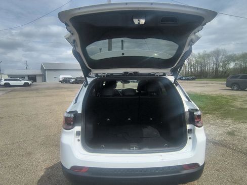 Used 2025 Jeep Compass Latitude image 28