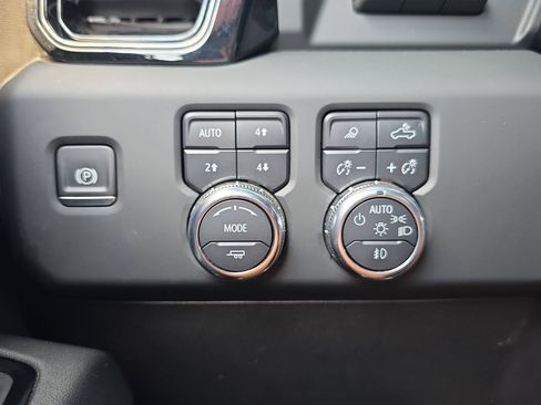 Used 2024 GMC Sierra 2500 AT4 w/ AT4 Premium Plus Package AWD/4WD image 27