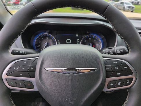 Used 2026 Chrysler Pacifica Limited FWD image 35