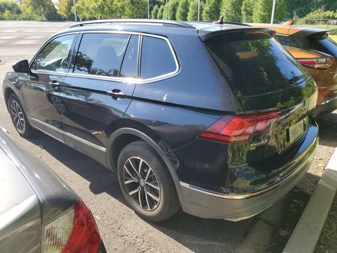 Used 2021 Volkswagen Tiguan SE w/ Panoramic Sunroof Package FWD image 13