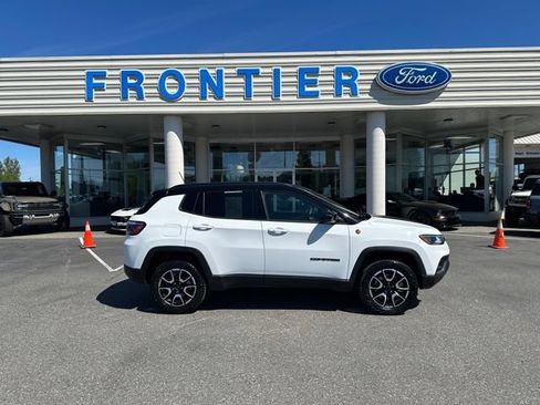 Used 2025 Jeep Compass Trailhawk AWD/4WD image 1
