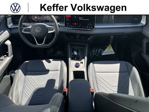 New 2026 Volkswagen Tiguan SE FWD image 28
