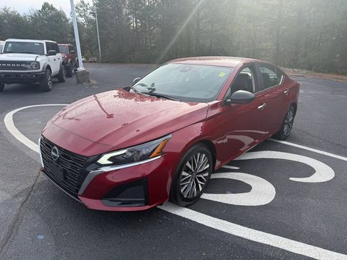 Used 2024 Nissan Altima 2.5 SV image 3