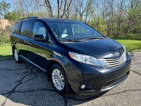 Used 2017 Toyota Sienna XLE w/ XLE Navigation Package FWD image 1