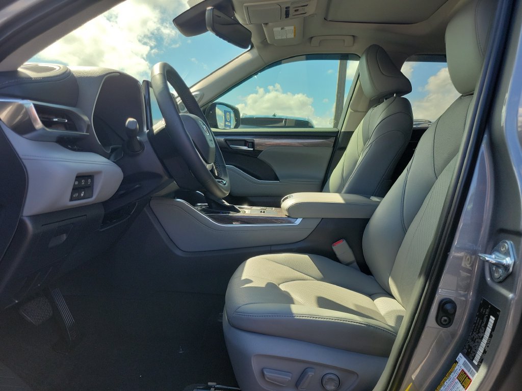 Used 2025 Toyota Highlander Limited FWD image 14