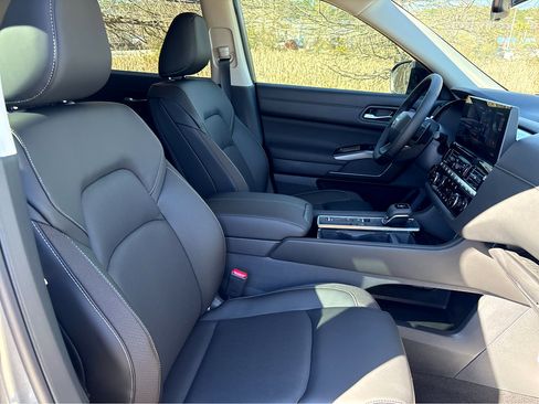 New 2026 Nissan Pathfinder SL FWD image 9