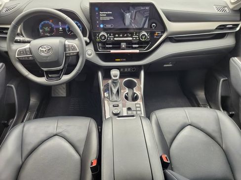 Certified 2026 Toyota Highlander Limited AWD/4WD image 26