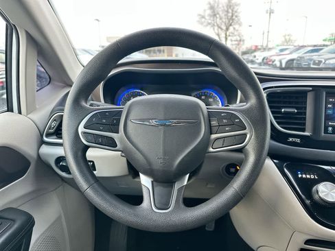 Used 2018 Chrysler Pacifica LX image 28