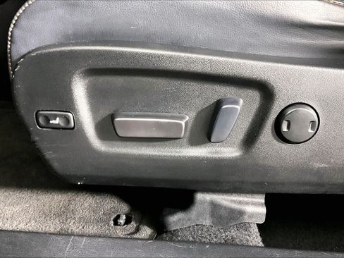 Used 2019 Toyota Highlander XLE AWD/4WD image 31