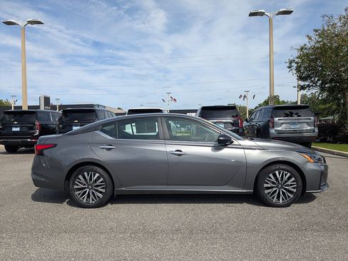 Used 2025 Nissan Altima 2.5 SV FWD image 25