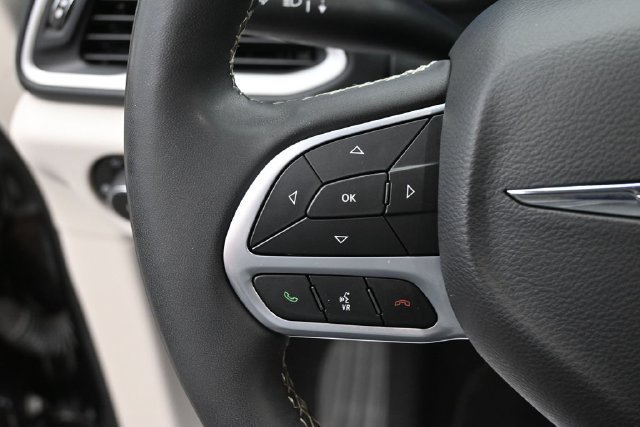 Used 2022 Chrysler Pacifica Touring-L FWD image 28