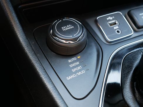 Used 2020 Jeep Cherokee Limited AWD/4WD image 31