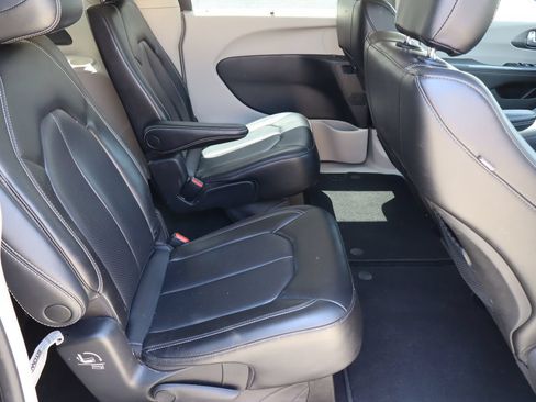Used 2023 Chrysler Pacifica Touring-L FWD image 18
