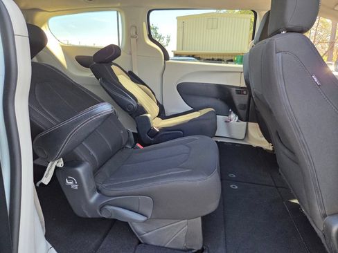 Used 2022 Chrysler Voyager LX FWD image 13