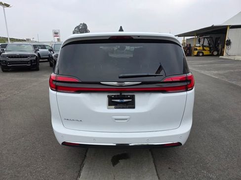 New 2026 Chrysler Pacifica Select image 6