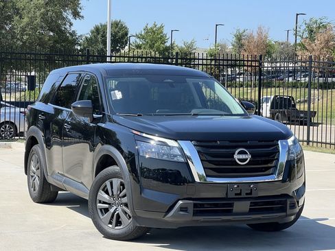 Used 2023 Nissan Pathfinder S FWD image 2