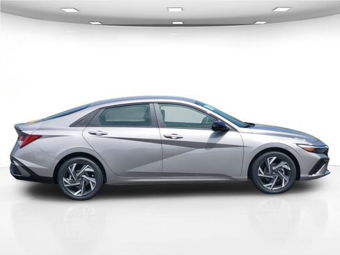 New 2025 Hyundai Elantra SEL image 8