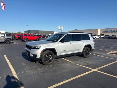 Used 2022 Jeep Grand Cherokee L Limited w/ Luxury Tech Group II AWD/4WD image 3