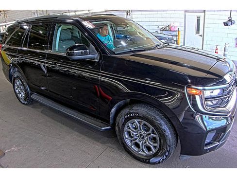 Used 2025 Ford Expedition Active RWD image 2