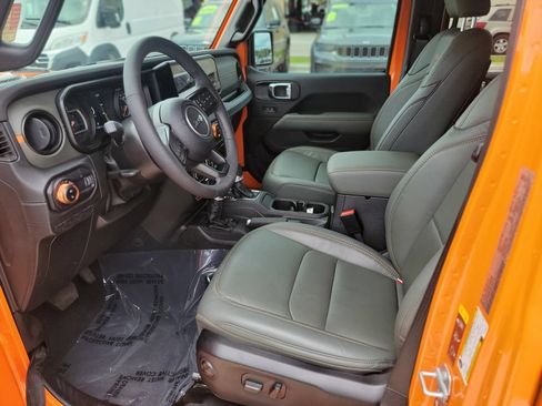Used 2025 Jeep Gladiator Mojave AWD/4WD image 11