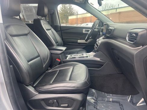 Used 2022 Ford Explorer XLT w/ Equipment Group 202A image 11