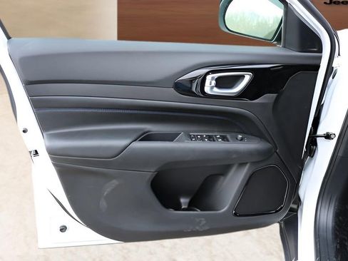 New 2026 Jeep Compass Latitude image 10