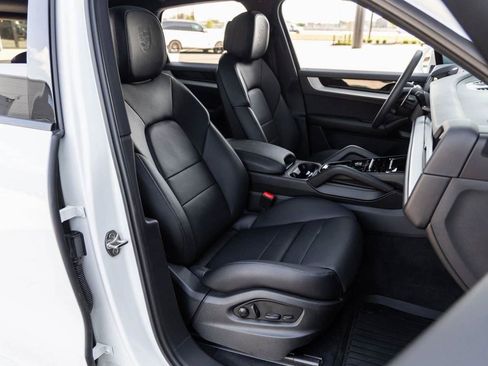 Used 2025 Porsche Cayenne image 84